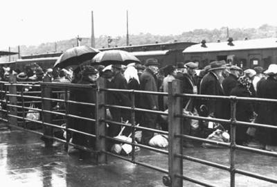 יהודים לפני עלייתם לרכבת הגירוש. ויסבאדן, גרמניה, 29 באוגוסט 1942
