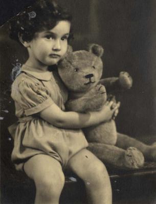 Wezembeek, Belgien, Roza Wurman-Wolf und ihr Teddybär in einem Kinderheim, während des Krieges