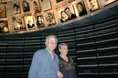Siblings Hilda Shlick and Simon Glasberg in the Hall of Names at Yad Vashem