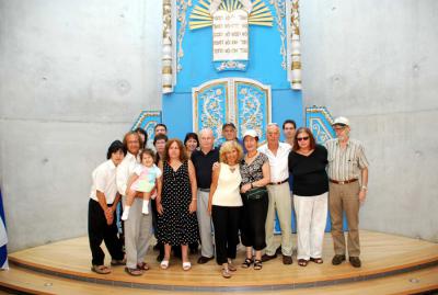 Cousins Naomi Shlomovitz and Gerald Schor with their extended families at Yad Vashem