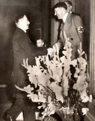Германия, 1938. Гитлер и Чемберлен на Мюнхенской конференции.