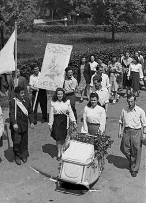 Campo de personas desplazadas  de Landsberg – Supervivientes realizando una parada celebratoria del establecimiento del Estado de Israel, 16 de mayo de 1948