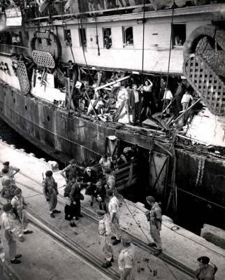 חיילים בריטיים מפנים יהודים מאוניית המעפילים &quot;אקסודוס – יציאת אירופה תש&quot;ז&quot;, בנמל חיפה, 18 ביולי 1947