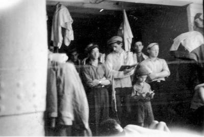 Algunos pasajeros del Éxodo rezando en Tisha Beav (el día tradicional de luto judío) a bordo del barco de deportación Empire Rival durante la travesía de regreso a Francia, 27 de julio de 1947
