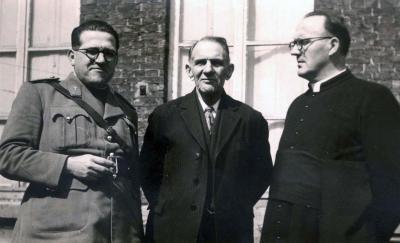 Les prêtres Hubert (à gauche) et Louis (à droite) Celis ; et leur père Joseph (au centre)