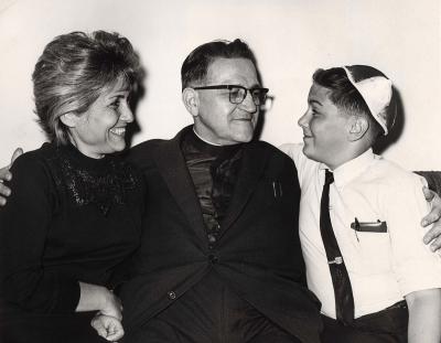 Le père Hubert Celis assistant à la bar mitzva du fils de Régina Rotenberg aux Etats-Unis, 1965