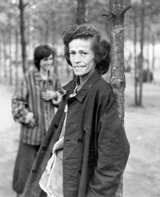 Une survivante après la Libération. Bergen-Belsen, 1945. 