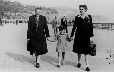 חסידות אומות העולם, מימין:  ז'וליאט וידל ומרינט גי, עם ילד שהן אימצו, צרפת