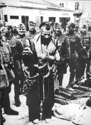 German policemen humiliating Rabbi Moshe Yitzhak Hagermann, on &quot;Bloody Wednesday&quot; in Olkusz, Poland, 31/07/1940