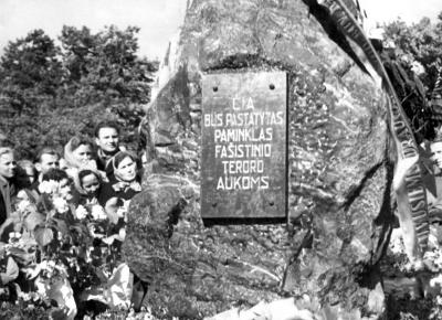 אנדרטה לנרצחים בשואה בשאוולי.