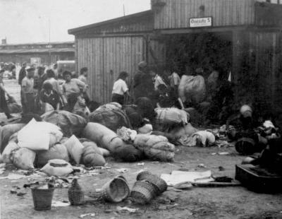 מיון חפצי הנרצחים באזור 'קנדה', אושוויץ-בירקנאו, מאי 1944