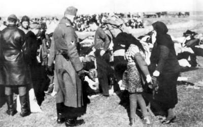 Soldaten des Einsatzkommandos bringen Juden zu der Erschießungsstelle