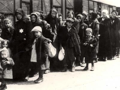 Birkenau, Polen, 27. Mai 1944 – Juden, nachdem sie aus den Waggons ausgestiegen sind, stehen zur Selektion an der Rampe