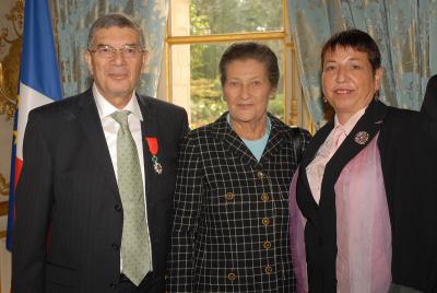 Avner Shalev ,Miry Gross et Mme Simone Veil lors de la remise de la légion d'honneur à Avner Shalev