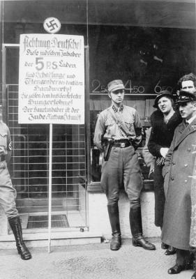 Miembros de las SA al lado de una tienda de propiedad judía en Berlín, durante el boicot contra negocios judíos, 1 de abril de 1933