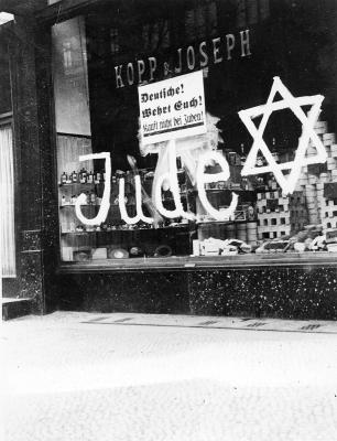 Ein Zeichen auf einem Geschäft deutscher Juden, auf dem steht: „Deutsche! Wehrt Euch! Kauft nicht bei Juden!“