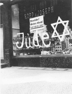 Объявление на витрине магазина, принадлежащего евреям: «Немцы! Защищайтесь! Не покупайте у евреев!»