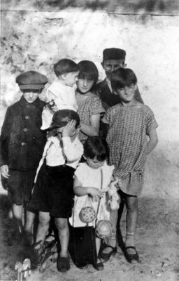 Deborah Bozin, die Schenkerin der Fotografie, mit ihren Brüdern und Schwestern, Sierpc, Polen, Vorkriegszeit