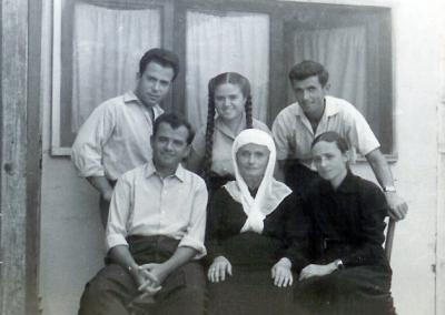 Żydzi wraz z ratującymi w domu rodziny Veseli
