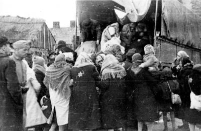 Евреев сажают на депортационный грузовик, Влоцлавек, Польша