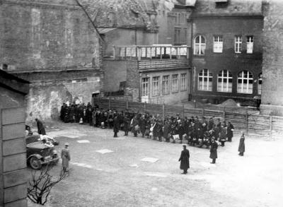 שוטרים גרמנים מפקחים על ריכוז יהודי רגנסבורג במהלך גירוש, 1942.