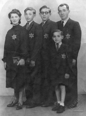 The Parkiet family during the war in France. From right to left: the Parkiet family - Joseph, Issachar, Chaim (Henry), Rikla (Rachel) and at the bottom – Benjamin (Bernard)