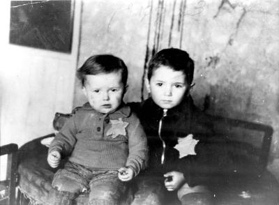 隔都中戴着犹太标志的两名儿童，分别为两岁和五岁，立陶宛科夫纳