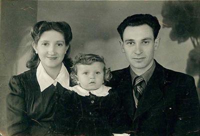 שרה גורביץ עם בעלה ובנם בשנות החמישים