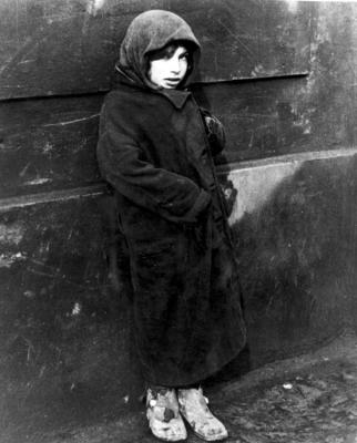 Niña en las calles del gueto de Varsovia. Una de las fotos del gueto de Varsovia tomada por el fotógrafo alemán Joe Heydecker, febrero de 1941