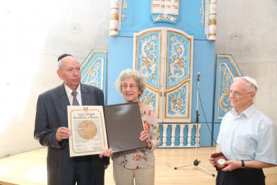 Dr. Ehud Loeb and Dr. Gila Fatran presenting Peter Nurnberger with the medal and certificate in honor of his father Johann Karl Nurnberger at the award presentation ceremony, Yad Vashem, 21 August 2014