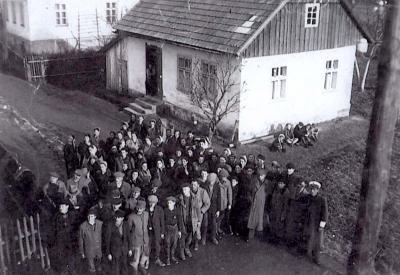 יהודים ממתינים ליד ביתו של יו&quot;ר היודנרט איזידור קרומהולץ לפני יציאתם לעבודת כפיה מחוץ לגטו. גטו אנדריכוב, 1942