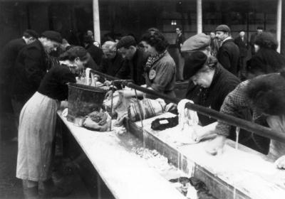 יהודיות מכבסות את בגדיהן במחנה דרנסי, 3 בדצמבר 1942 