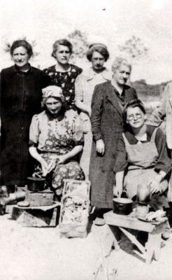 Un grupo de mujeres judías de Alemania en el campo de detención de Gurs, Francia, abril de 1941