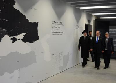 Yad Vashem Chairman and exhibition curator Avner Shalev guiding Prime Minister Netanyahu and Rabbi Lau, Chairman of the Yad Vashem Council, through the exhibition