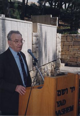 Rescuer Antoni Gawrylkiewicz at a ceremony in Yad Vashem