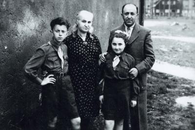 La familia Gerges: Shmuel, Bilhá con sus hijos Pesakh y Esther en el campo de desplazados de Purten, Alemania, 1947