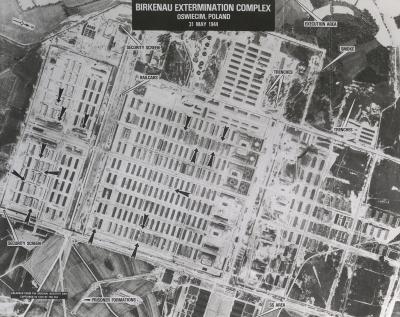 El Escuadrón de Reconocimiento Fotográfico 60 de la Fuerza Aérea Sudafricana, operando desde el sur de Italia para la obtención de inteligencia para bombardeo, tomó una fotografía aérea del campo de exterminio de Auschwitz-Birkenau.