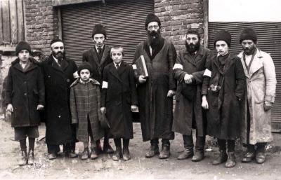 רבי יוסף ובר (במרכז) עם בניו ויהודים אחרים מבז'וז'וב, בתצלום שצולם על-ידי הגרמנים. על-פי עדויות, הובלו המצולמים זמן קצר לפני חיסול הגטו ליערות לז'נסקי ונרצחו. גטו בז'וז'וב