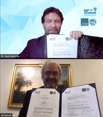 Dr. Eyal Kaminka und Professor Dr. Axel Freimuth mit dem unterzeichneten Abkommen