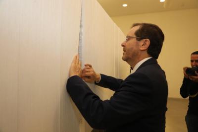 Präsident Isaac Herzog blättert in Yad Vashem durch die Seiten des Buches der Namen