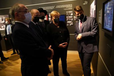 Bundeskanzlerin Angela Merkel besichtigt die Ausstellung „Blitze der Erinnerung" zusammen mit Premierminister Naftali Bennet, dem Vorsitzenden von Yad Vashem, Dani Dayan und dem Vorsitzenden des Yad Vashem Beirats Rabbiner Israel Meir Lau