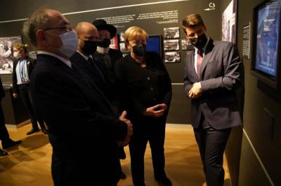 Chancellor Angela Merkel touring the &quot;Flashes of Memory&quot; exhibition together with Prime Minister Naftali Bennett, Yad Vashem Chairman Dani Dayan and Chairman of the Yad Vashem Council Rabbi Israel Meir Lau