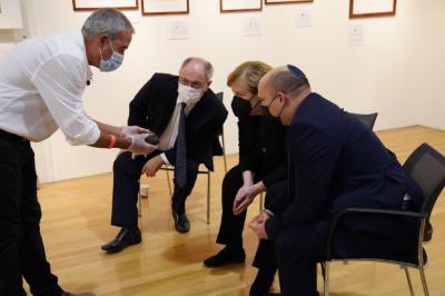 קנצלרית גרמניה אנגלה מרקל וראש הממשלה נפתלי בנט משוחחים עם ניצול השואה הנרי פונר