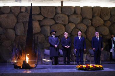 Angela Merkel bei einer Gedenkzeremonie in der Gedenkhalle