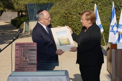 Yad Vashem Chairman Dani Dayan presenting Chancellor Angela Merkel with a Token of Remembrance upon the conclusion of her final visit to Yad Vashem as Chancellor of Germany