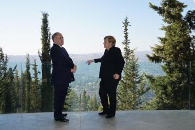 Bundeskanzlerin Angela Merkel und der Vorsitzende von Yad Vashem, Dani Dayan, blicken auf die Hügel von Jerusalem am Ausgang des Museums zur Geschichte des Holocaust