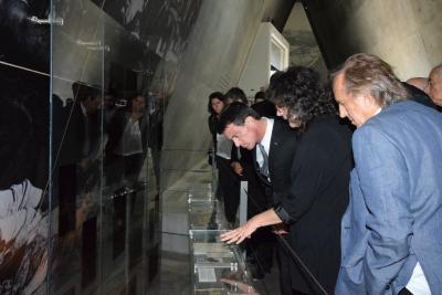 Prime Minister Valls took a keen interest in the many individual testimonies and stories stationed throughout the Holocaust History Museum