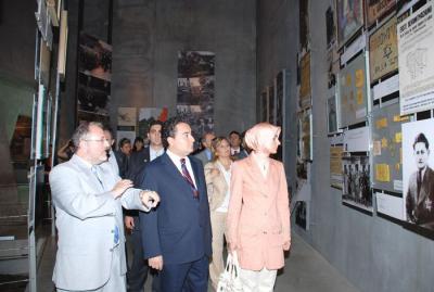 שר החוץ הטורקי (במרכז) ורעייתו (מימין) מסיירים במוזיאון לתולדות השואה ביד ושם
