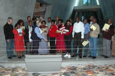 ניצולי רצח העם ברואנדה עורכים סיור מודרך במוזיאון יד ושם