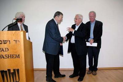 חנוך ברטוב (שני מימין) מקבל את הפרס מידי אבנר שלו, יו&quot;ר הנהלת יד ושם ופרופ&#039; דן לאור (מימין)